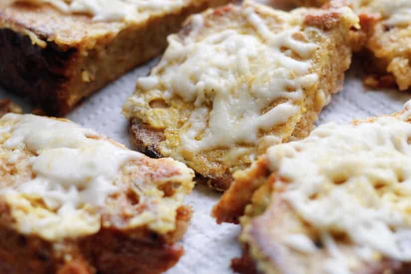 Garlic cheesy grenki are the Russian take on savory French toast, a quick and cheesy breakfast dish #breakfast #vegetarian #cheese