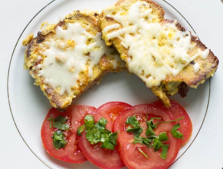 Garlic cheesy grenki are the Russian take on savory French toast, a quick and cheesy breakfast dish #breakfast #vegetarian #cheese