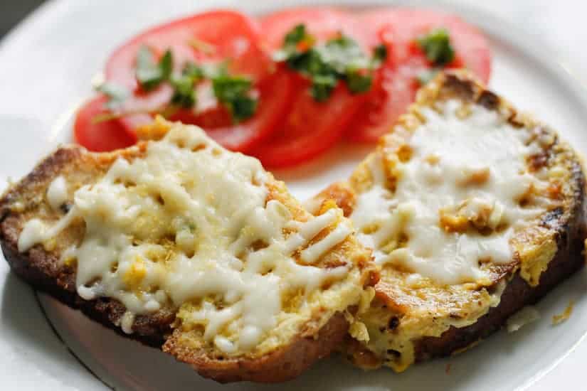 Garlic cheesy grenki are the Russian take on savory French toast, a quick and cheesy breakfast dish #breakfast #vegetarian #cheese