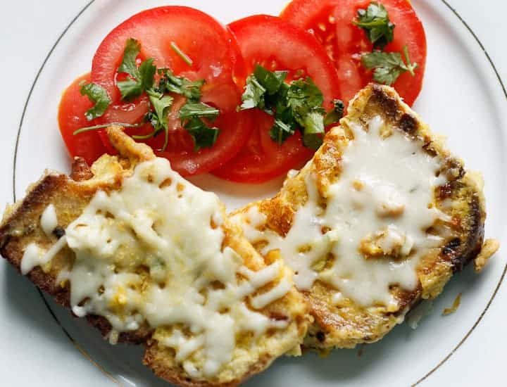 Garlic cheesy grenki are the Russian take on savory French toast