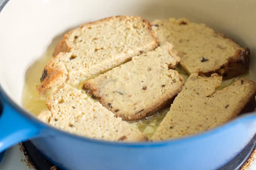 Garlic cheesy grenki are the Russian take on savory French toast, a quick and cheesy breakfast dish #breakfast #vegetarian #cheese