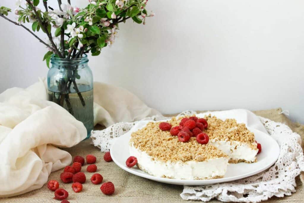 Light Israeli cheesecake with crumb topping