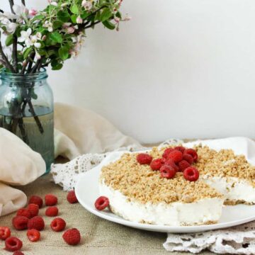 Light Israeli cheesecake with crumb topping