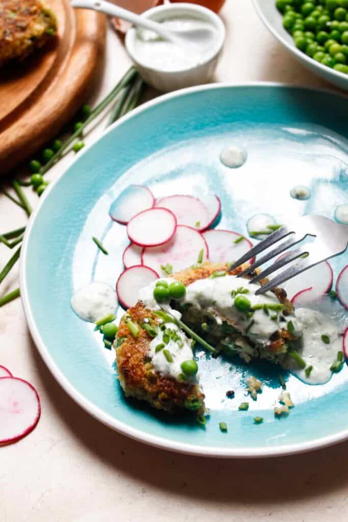 Quinoa fritters with peas, feta and yogurt-herb sauce are everything that will make you fall in love with this gluten-free, energy-filled seed. Make them bigger for great veggie burger patties! #glutenfree and #vegetarian