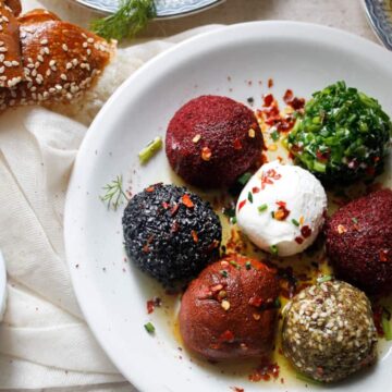 Coated labaneh balls with herbs