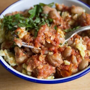 Borlotti beans with tomato sauce and egg