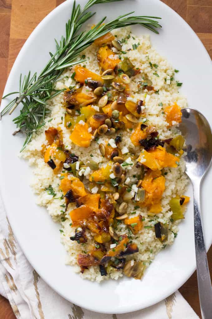 This bulgur salad with roasted butternut squash and leeks is the best weeknight dish: creamy and luscious, fragrant with rosemary and garlic, and oh-so satisfying. #vegan and easy to put together!