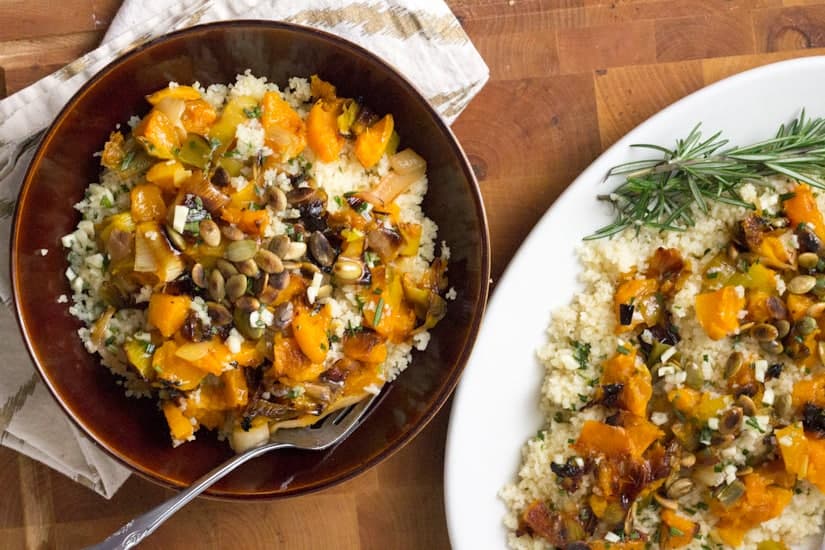 This bulgur salad with roasted butternut squash and leeks is the best weeknight dish: creamy and luscious, fragrant with rosemary and garlic, and oh-so satisfying. #vegan and easy to put together!