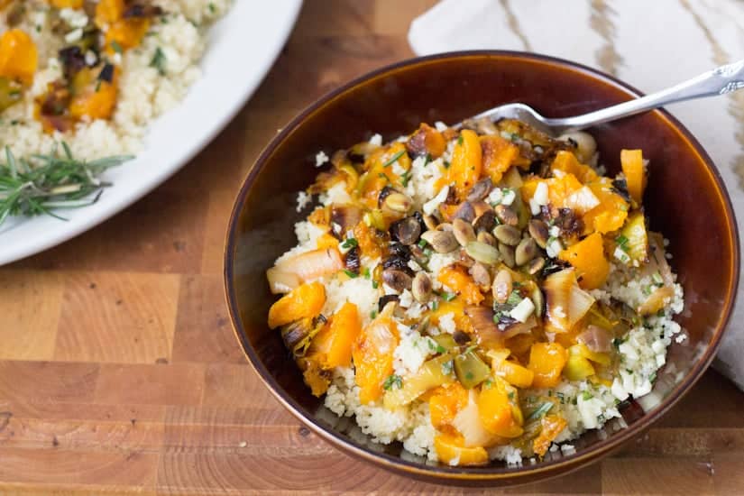 This bulgur salad with roasted butternut squash and leeks is the best weeknight dish: creamy and luscious, fragrant with rosemary and garlic, and oh-so satisfying. #vegan and easy to put together!