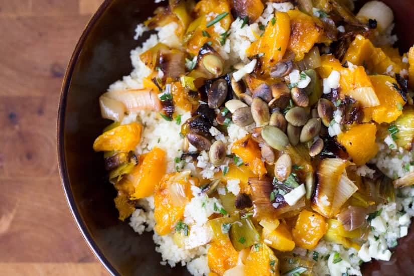 This bulgur salad with roasted butternut squash and leeks is the best weeknight dish: creamy and luscious, fragrant with rosemary and garlic, and oh-so satisfying. #vegan and easy to put together!