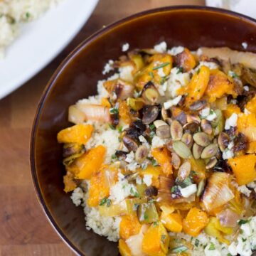 This bulgur salad with roasted butternut squash and leeks is the best weeknight dish: creamy and luscious, fragrant with rosemary and garlic, and oh-so satisfying. #vegan and easy to put together!