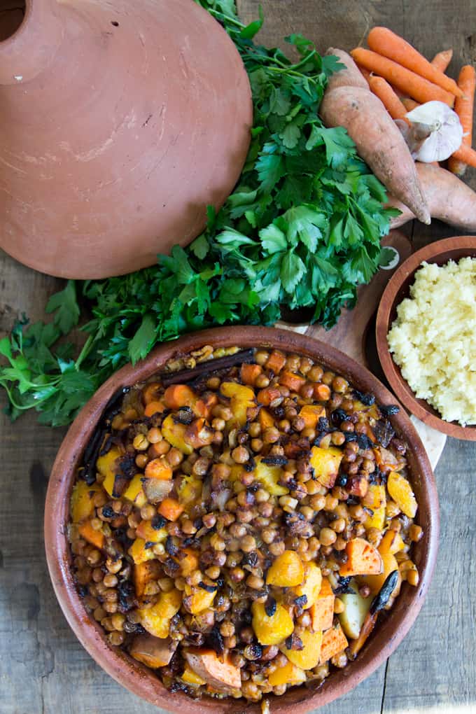 This orange vegetables tagine with peaches is an earthy dish, full of grounding flavours like yam, pumpkin, chickpeas, harissa, raisins and peaches. The perfect juxtaposition of sweet and savoury! 