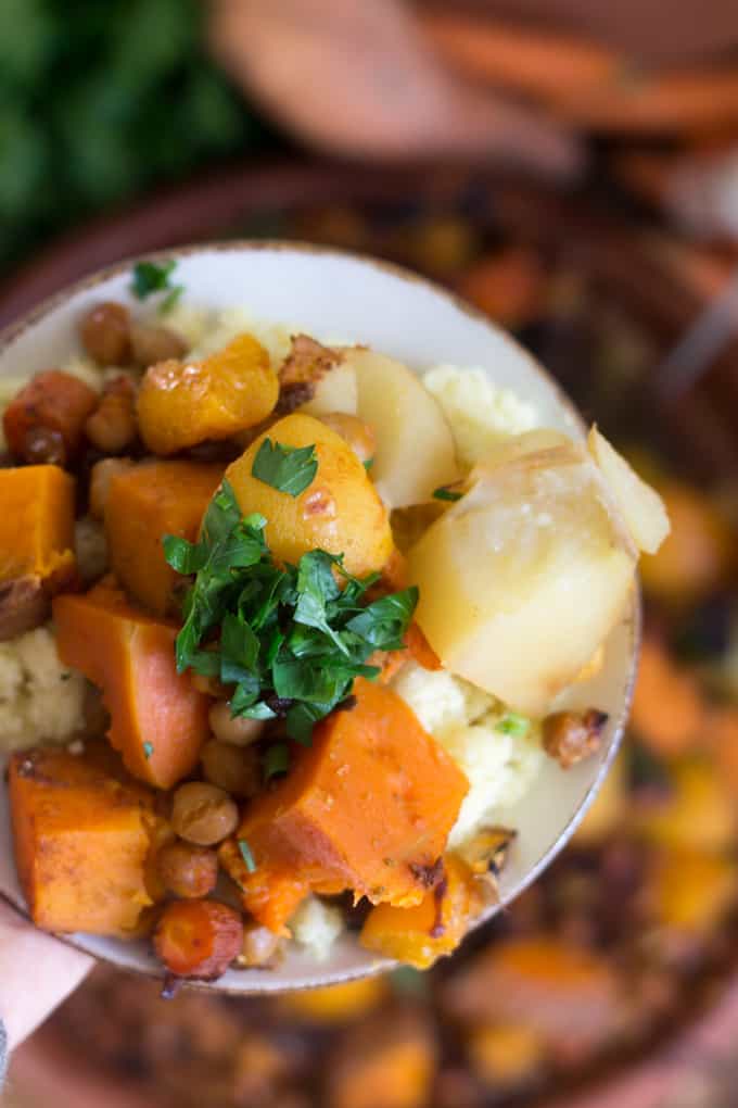This orange vegetables tagine with peaches is an earthy dish, full of grounding flavours like yam, pumpkin, chickpeas, harissa, raisins and peaches. The perfect juxtaposition of sweet and savoury! 