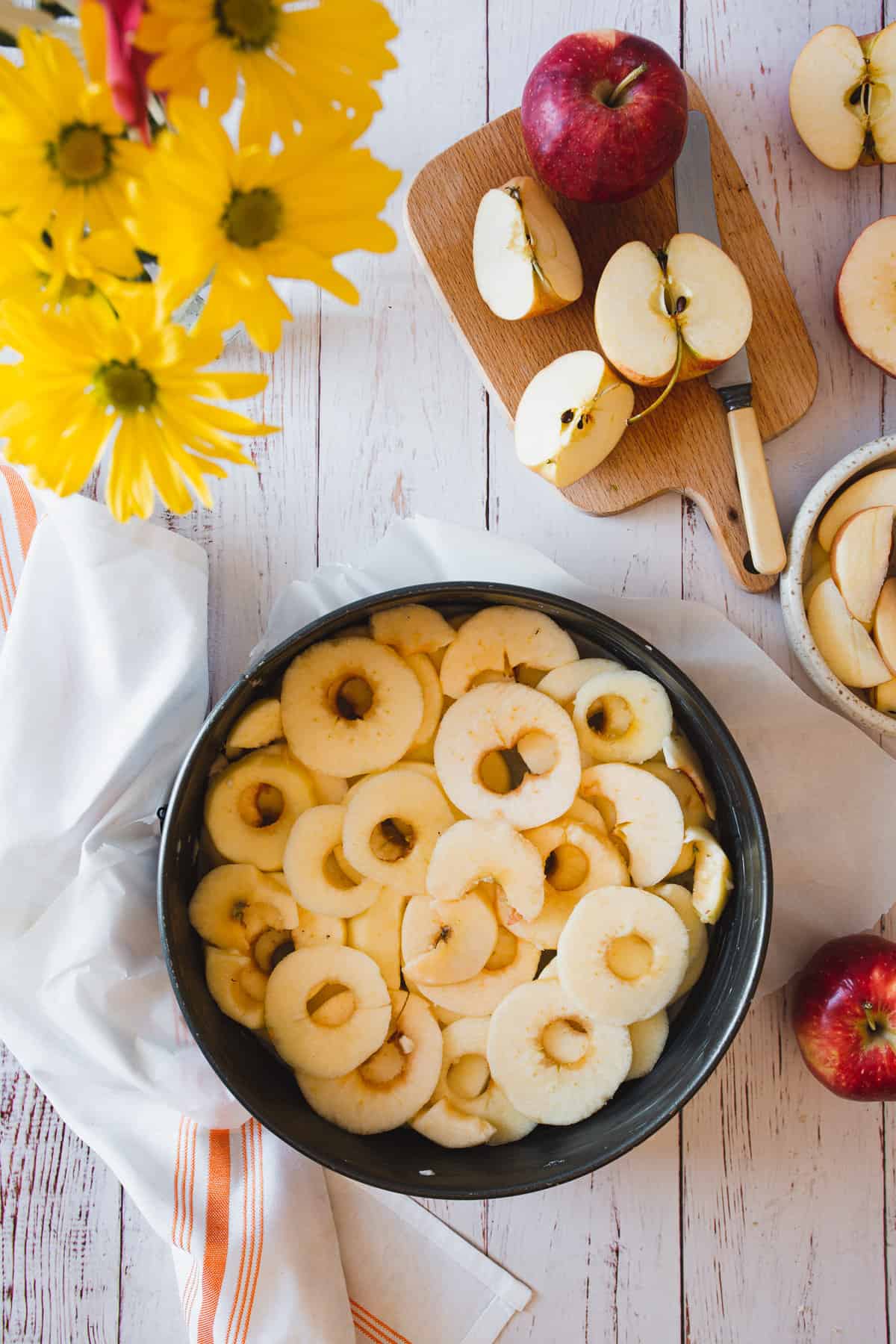 apples in cake pan