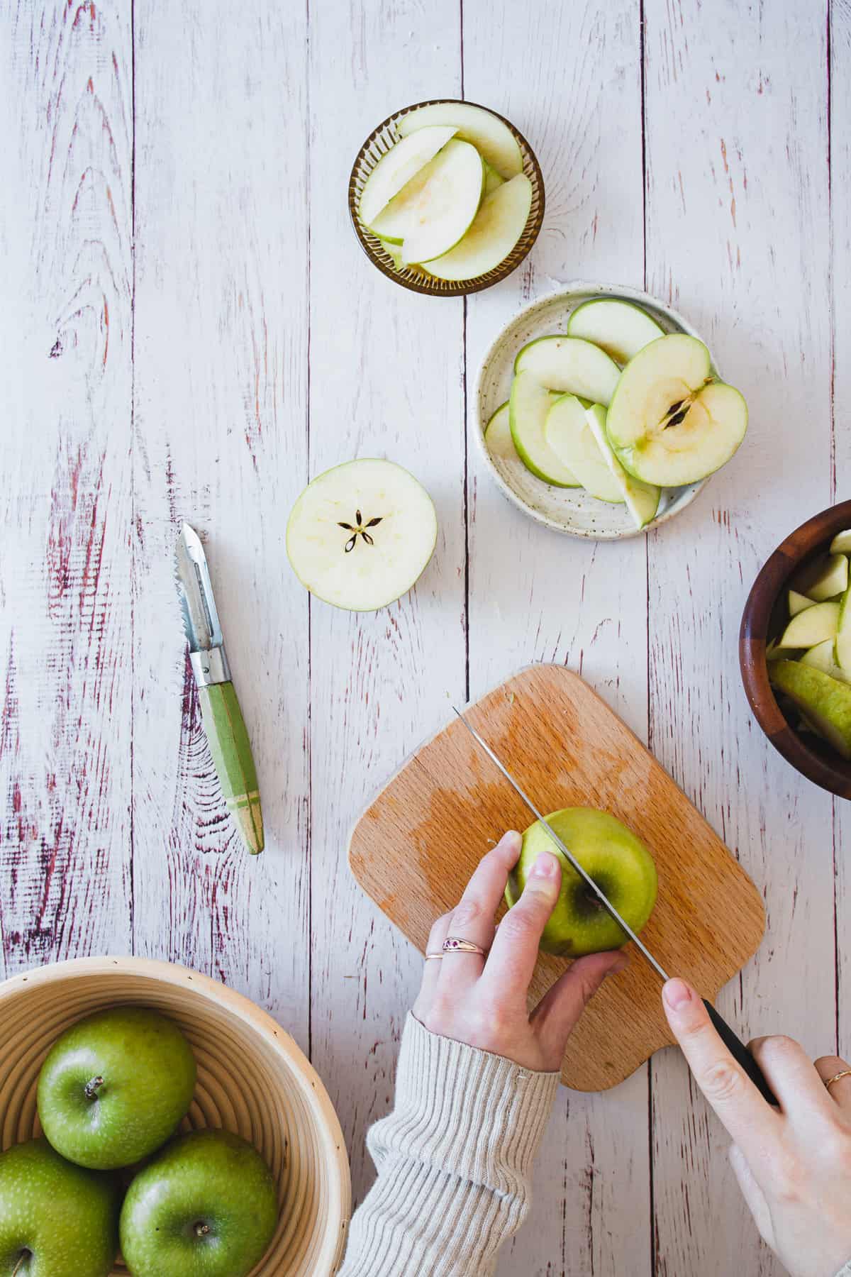 slicing a Washington Organic Granny Smith apple