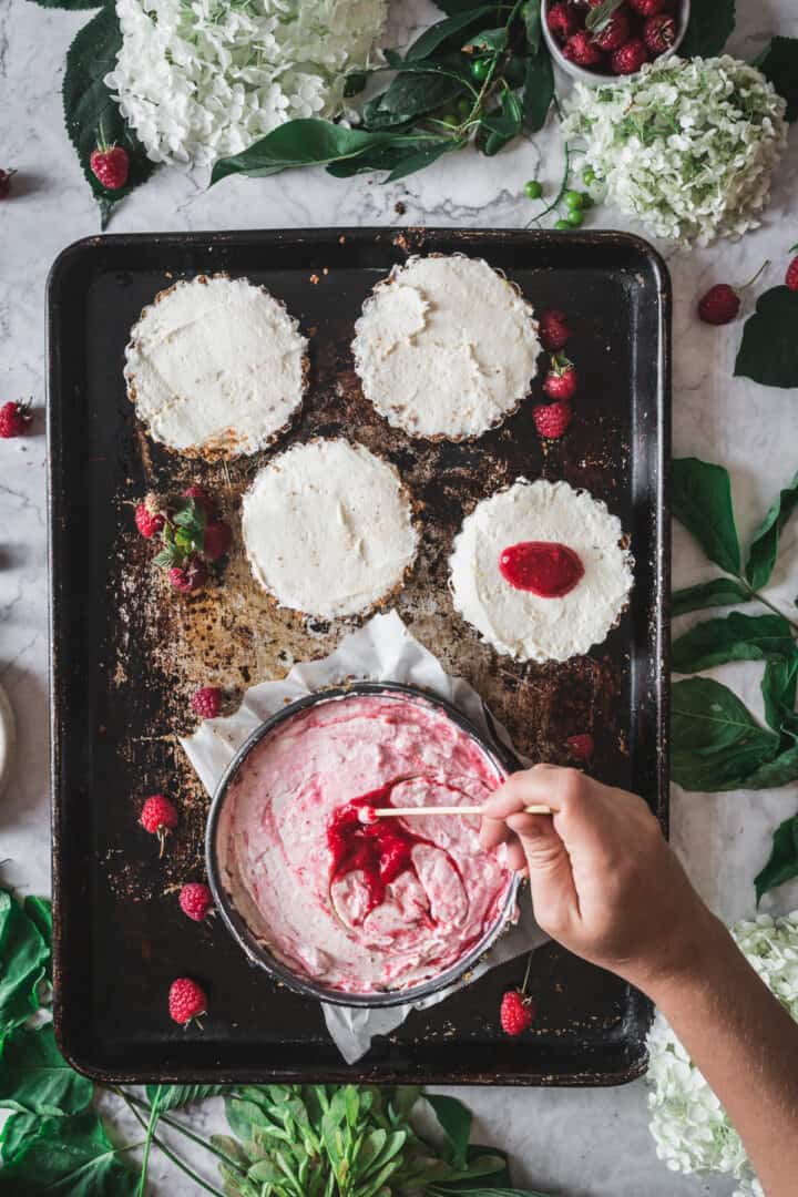 making swirls in cheesecakes