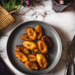 Platanos maduros on a plate.