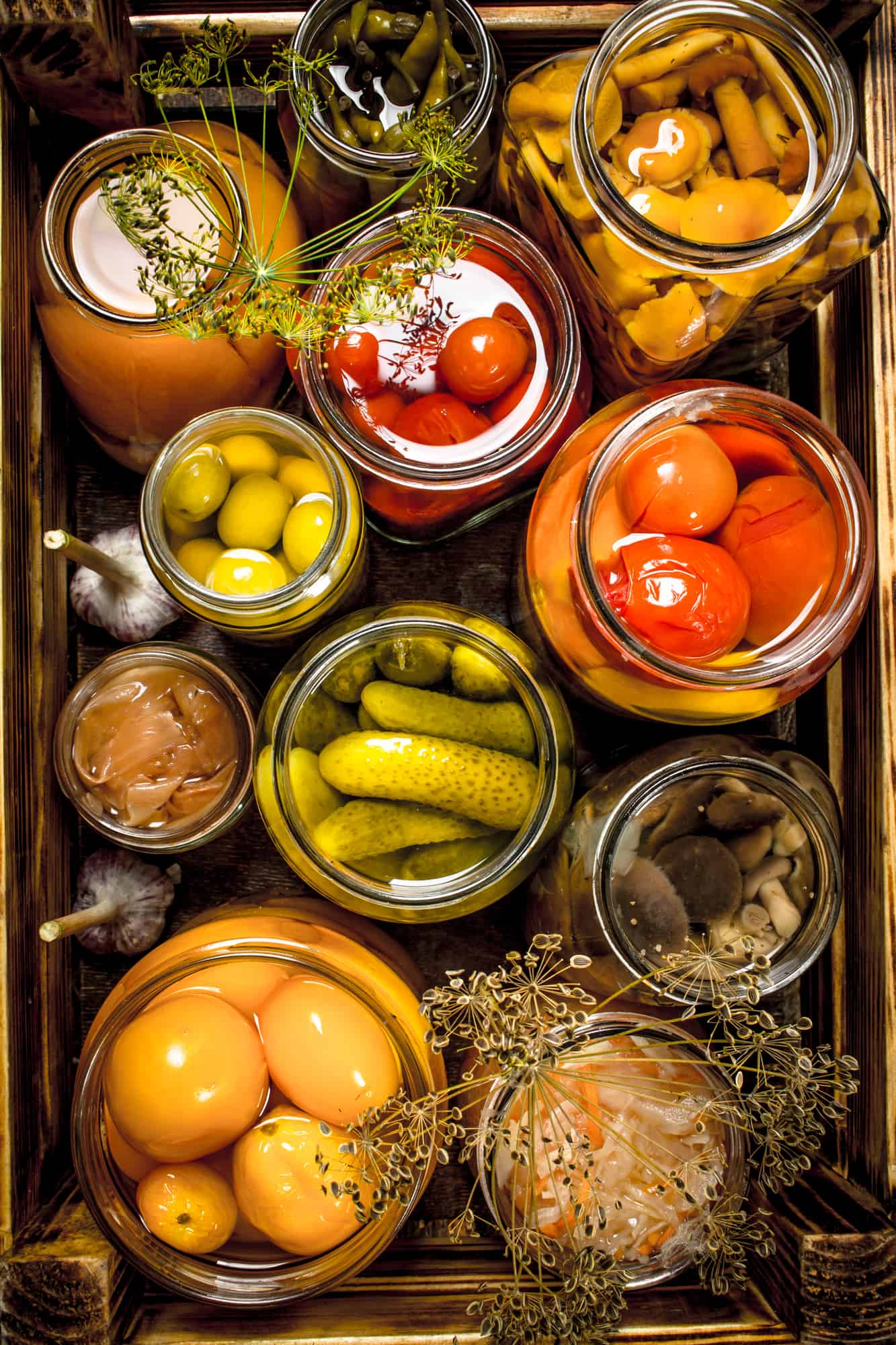 Preserves mushrooms and vegetables in a box.