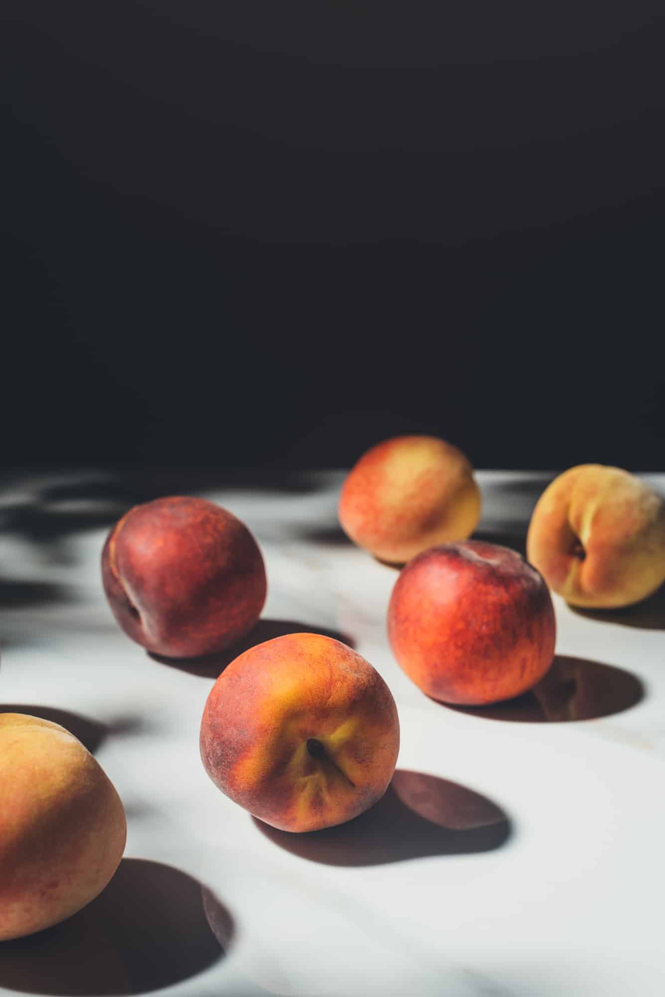 Guide on freezing peaches using a light.