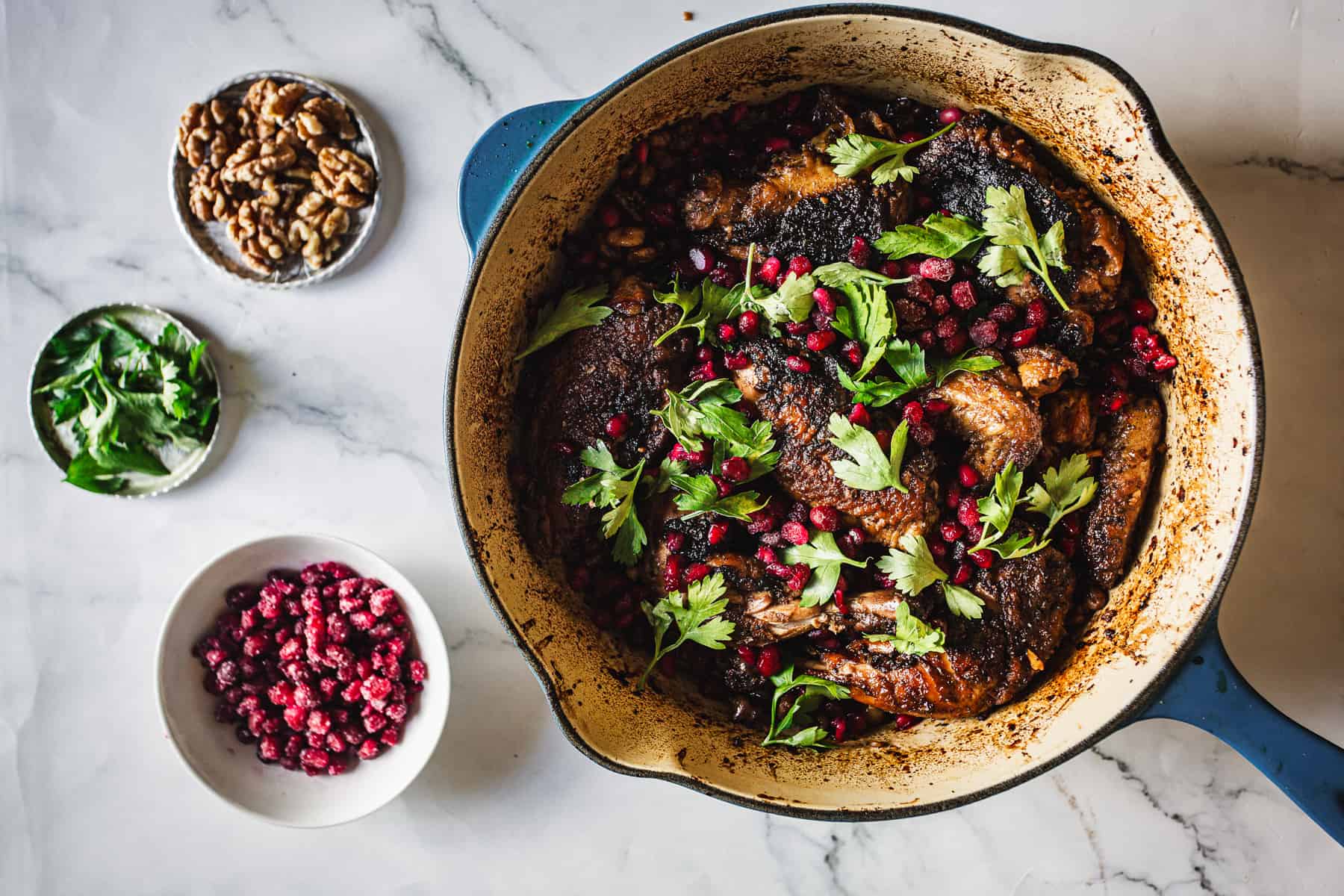 Roasted chicken with pomegranate and pomegranate seeds.