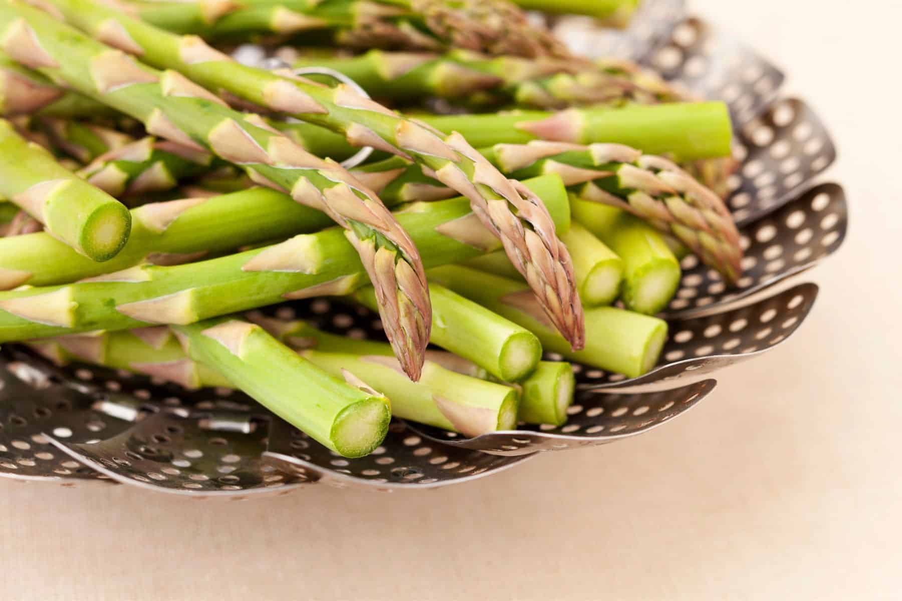 Cook Asparagus like a Pro: Fresh asparagus spears in a colander.