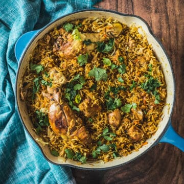 Chicken plov in a pan on a table.