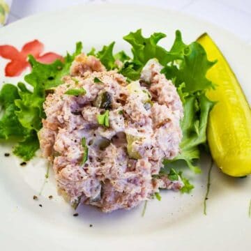 Ham and salan in a white plate.