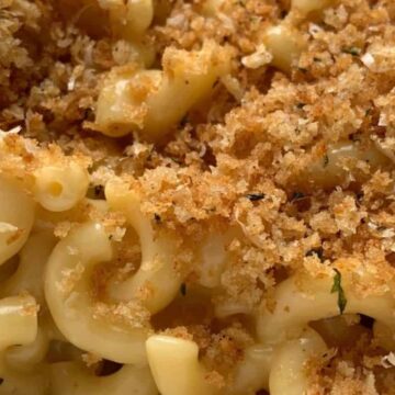 Macaroni pasta bathed in melty cheese sauce with breadcrumb topping.