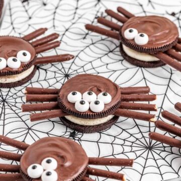 Charming and creepy Halloween spider cookies with Oreo, pretzel, and candy eyes, perfect for themed celebrations.